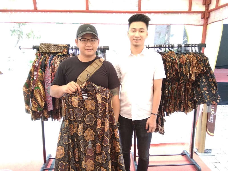 Kevin Tangkap Peluang dari Wajib Pakai Batik